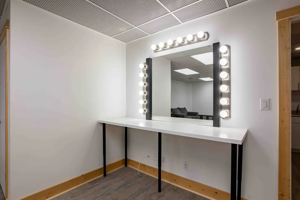 Hollywood vanity mirror at The Harlow Exchange